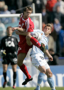 Fredrik Risp trycker till Markus Rosenberg