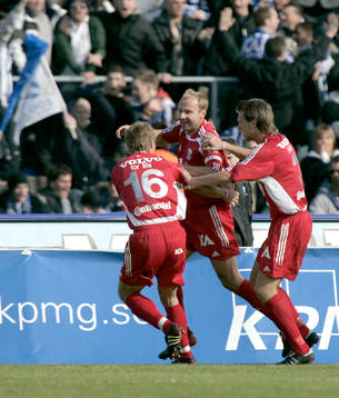 1-2, segerskytten Håkan Mild grattas