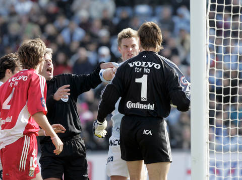 Marklus Rosenberg bråkar i slutskedet med Bengt Andersson,