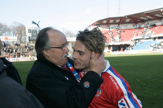 Sten-Inge Fredin, ordförande, kramar om Peter Graulund