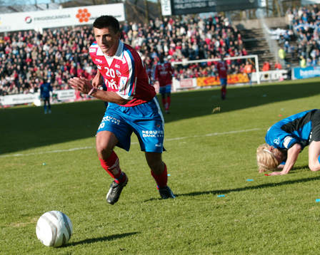 Eldin Karisik rycker ifrån en Halmstads-spelare