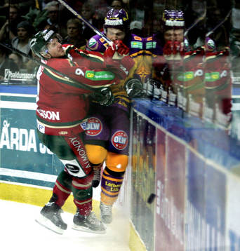 Daniel Alfredsson, Frölunda trycker upp Marcel Jenni,