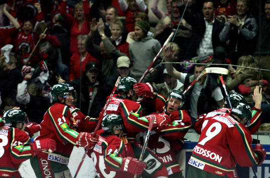Frölunda svenska mästare! Niklas Andersson grattas eftger