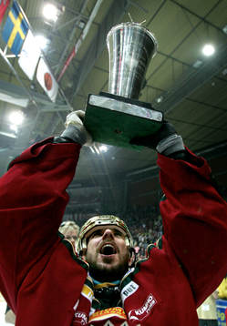 Frölunda svenska mästare! Henrik Lundqvist lyfter bucklan
