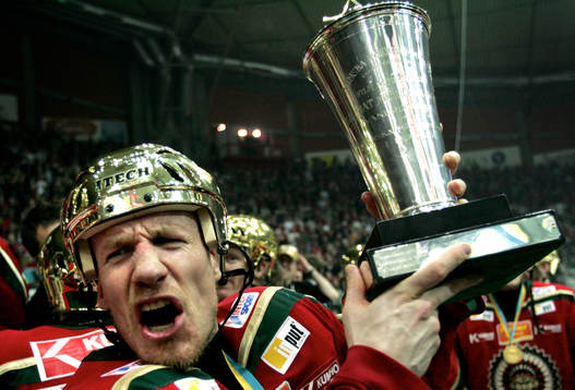 Frölunda svenska mästare! Niklas Andersson lyfter bucklan
