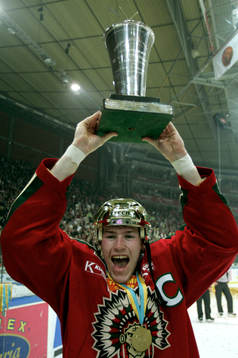 Frölunda svenska mästare! Jonas Johnson lyfter bucklan