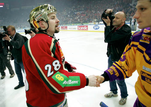 Frölunda svenska mästare! Landsmännen Martin Plüss
