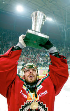 SM-GULD!! Henrik Lundqvist, målvakt Frölunda, lyfter