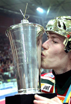 SM-GULD!! Jonas Johnson kysser bucklan