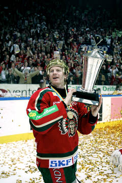 SM-GULD till Per Johan Axelsson, Frölunda med bucklan