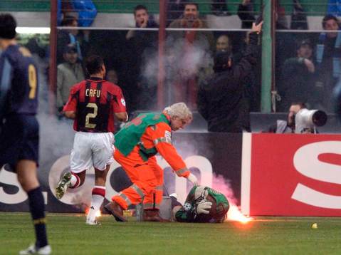 Dida, Milan (Målvakt) träfffades av en brandfackla