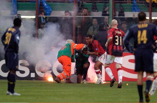 Dida, Milan (Målvakt) träfffades av en brandfackla