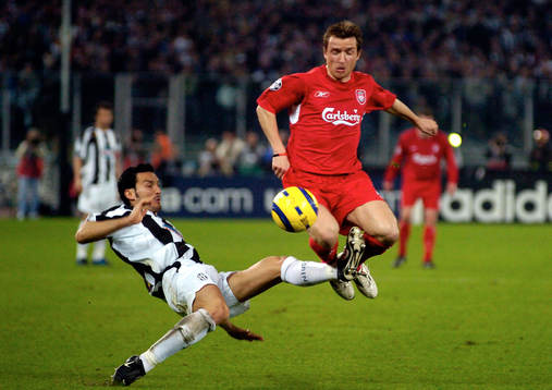 Liverpool's Vladimir Smicer mot Juventus' Gianluca Zambrotta