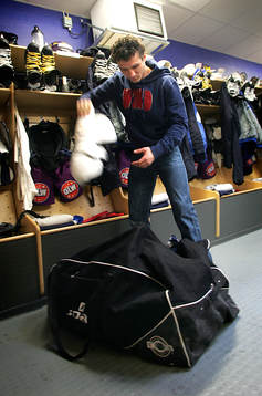 Marcel Jenni packar sin hockeytrunk