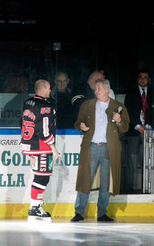 Peter Andersson avtackas av Percy Nilsson