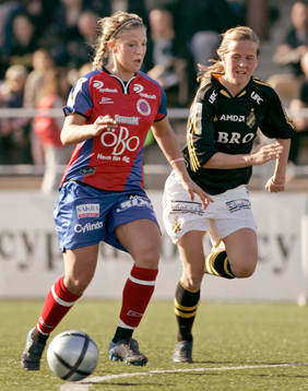 Louise Östman, KIF Örebro och Emilia Reimer, AIK