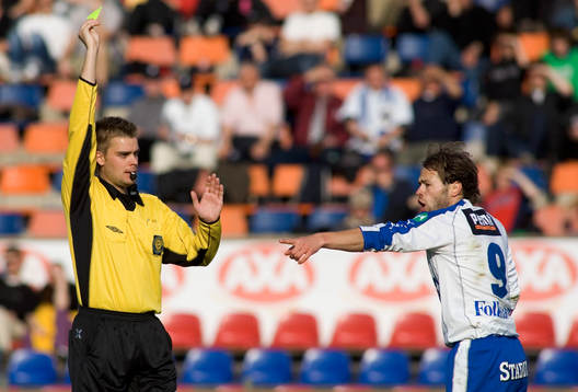 Mattias Fällström delar ut ett gult kort till Andreas