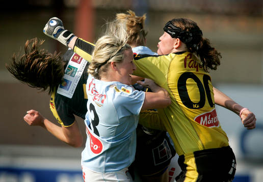 Hanna Ljungberg, Umeå, nickar in 1-0 till Umeå. Caroline