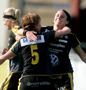 Hanna Ljungberg (Umeå) gjorde 1-0. Jubel med Maria
