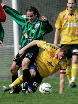 Alexander Söderberg på knä, men vinner bollen