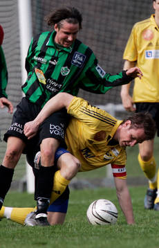 Alexander Söderberg på knä, men vinner bollen