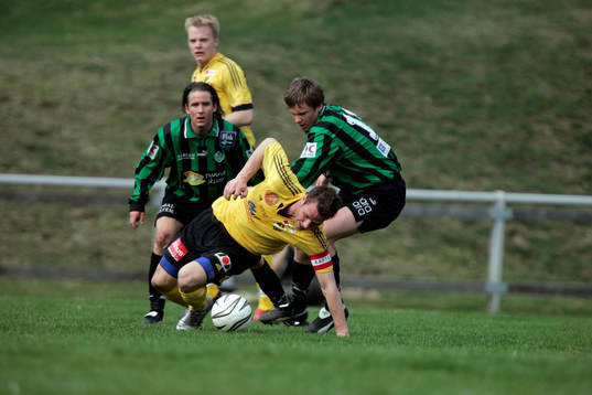 Alexander Söderberg på knä, men vinner bollen