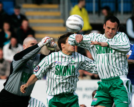 Joakim Olsson boxar bort bollen