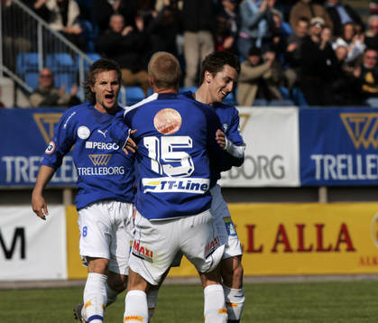 1-0 genom Jimmie Augustsson som grattas av Emil Mårtensson