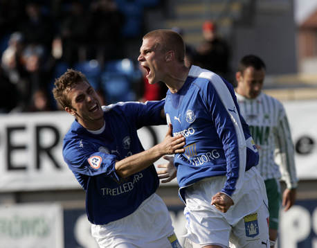 Emil Mårtensson har gjort 3-0 och grattas av Patrik Redo,