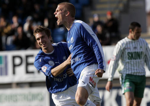 Emil Mårtensson har gjort 3-0 och grattas av Patrik Redo,
