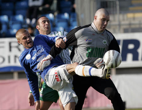 Emil Mårtensson framme och oroar Joakim Olsson,