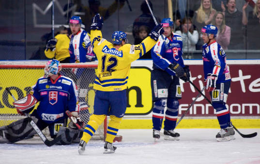 Mikael Samuelsson assisteras av Daniel Sedin jubel framför