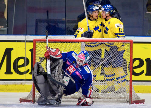 Jubel av Mattias Weinhandl och Jonathan Hedström bakom