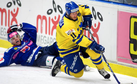 Daniel Alfredsson interferar Lubomir Bartecko