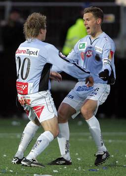 Johannes Ericsson gratulerar premiärskytten Daniel
