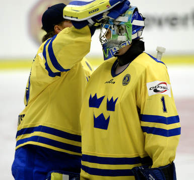 Stefan Liv får en klapp på huvudet av Henrik Lundqvist