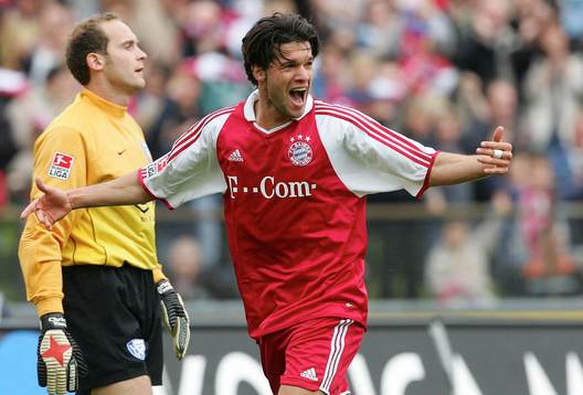 Michael Ballack jublar medan målvakten Christian Vander,