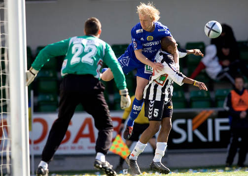 Patrik Eriksson Ohlsson och Kingsley Amuneke, Jonas