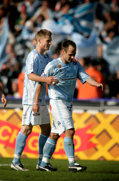 Markus Rosenberg och målskytten Tomas Olsson, Malmö