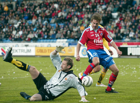 2-0 Andreas Granqvist tar sig igenom Elfsborgs-försvaret,