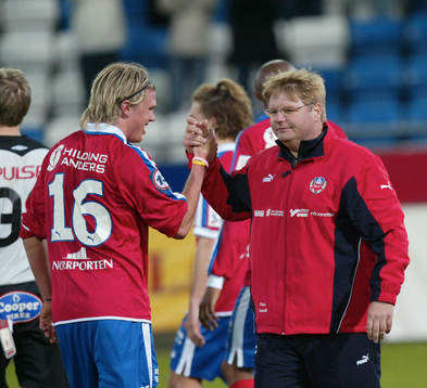 Grattis målskytt, Peter Swärdh grattar 1-0 skytten