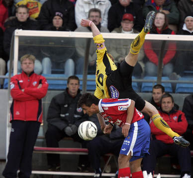 HIF-tränaren Peter Swärdh ser på när Eldin Karisik