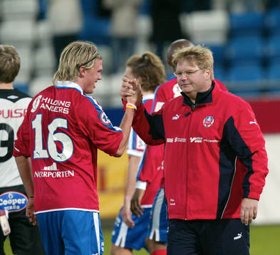 Grattis målskytt, Peter Swärdh grattar 1-0 skytten