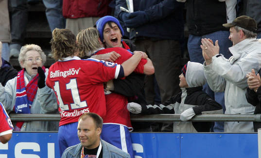 1-0, målskytten Christian Järdler kramar om en i publiken