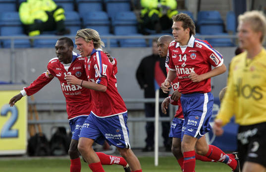 1-0, Christian Järdler gratuleras av Atiba Hutchinson
