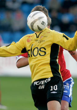 Samuel Holmén, boll framför huvud