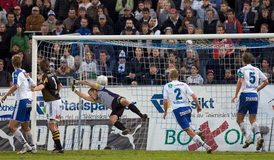 Abderahman Kabous, Norrköping gör 1-0 bakom Daniel