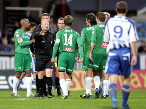 Efter domarens slutsignal protesterade Hammarby mot hans