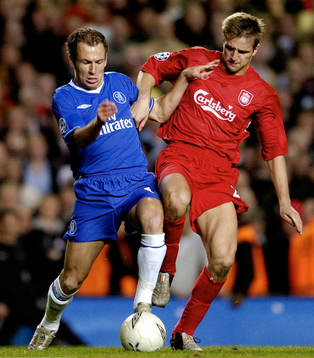 Chelsea's Arjen Robben och Liverpool's Igor Biscan