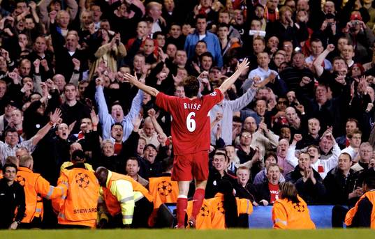 Liverpool's John Arne Riise tackar publiken